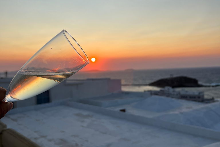 Visite d&#039;un manoir du XVe siècle - Bouteille de vin et plateau au coucher du soleil !Visite d&#039;un manoir du XVe siècle - Bouteille de vin et plateau au coucher du soleil.