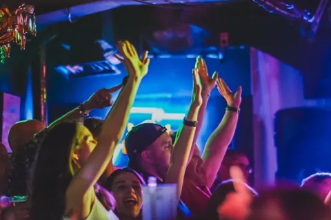 Tokio Shibuya Club Hopping Tour con Clubbers Japoneses Locales