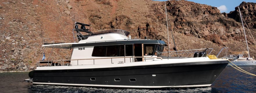 Santorin : Croisière privée sur un yacht à moteur avec repas et open bar