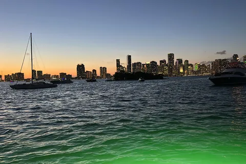 Faites l'expérience de l'ultime croisière au coucher du soleil à bord d'un yacht de 50 pieds !