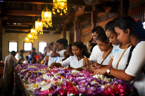 Temple of the Sacred Tooth Kandy: 2-Hour Spiritual Journey Templo del Diente Sagrado de Kandy: Visita guiada en español