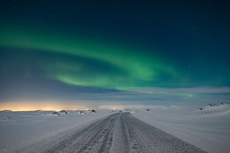 Da Reykjavík: tour in minibus a caccia dell&#039;aurora borealeTour per piccoli gruppi dell&#039;aurora boreale con foto e cacao caldo