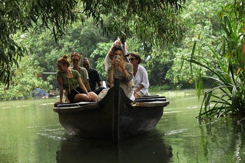 Kerala: Backwater Village Punting Boat Cruise with Lunch