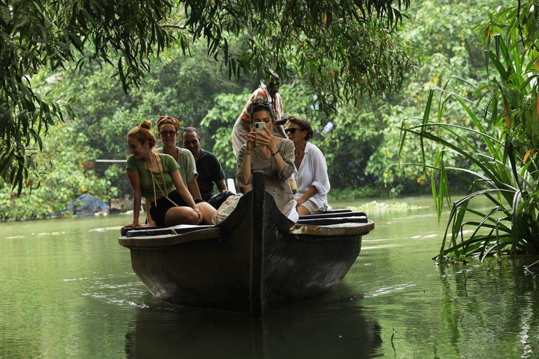 Kerala: Backwater Village Punting Boat Cruise with Lunch