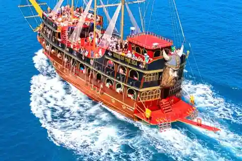 Alanya: Biggest Pirate Boat Tour with Soft Drinks and Lunch