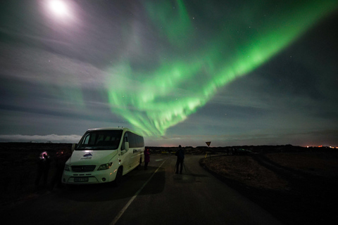 Ab Reykjavík: Tour zu den Nordlichtern per MinibusKleingruppentour Nordlichter mit Fotos und heißem Kakao