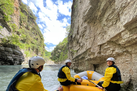 Çorovoda : Excursion en chambre à air dans le canyon d'Osumi avec déjeuner pique-nique