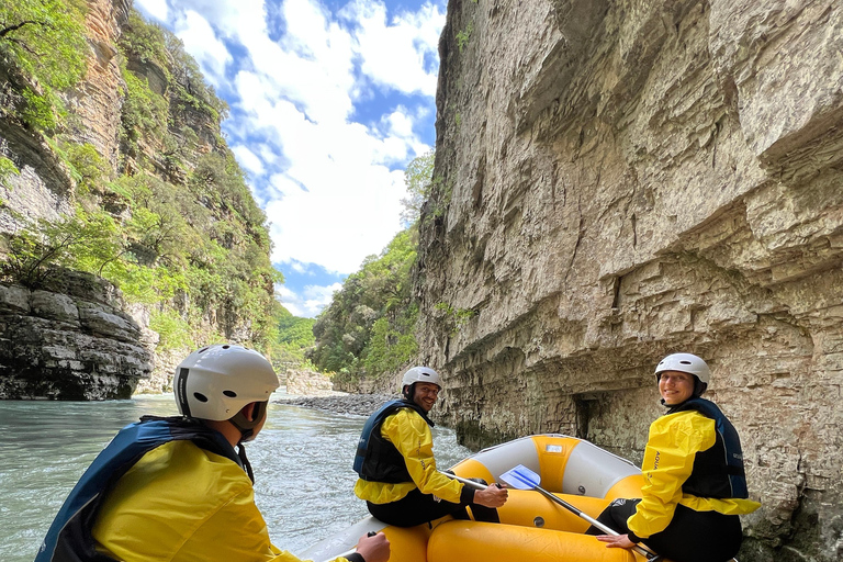 Çorovoda: Tour del canyon di Osumi in tubing con pranzo al sacco