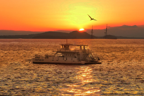 Rio de Janeiro: Exclusive catamaran ride and lunch included. Rio - Búzios Day Trip: exclusive catamaran ride and lunch included.