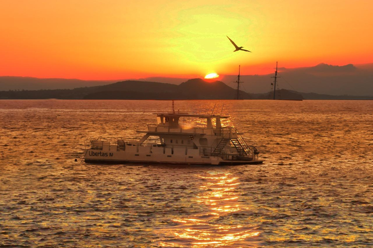 Rio de Janeiro: Exclusive catamaran ride and lunch included. Rio - Búzios Day Trip: exclusive catamaran ride and lunch included.