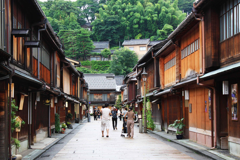 Kanazawa: Samurai, Castle & Geisha Private Bus Tour