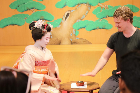 Maiko-dans en theeceremonie op een Noh-podium in Kyoto