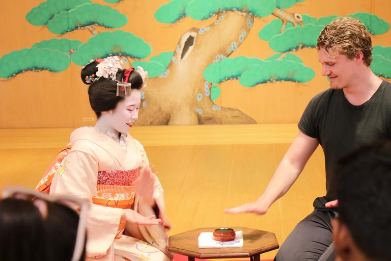 Maiko-dans en theeceremonie op een Noh-podium in Kyoto