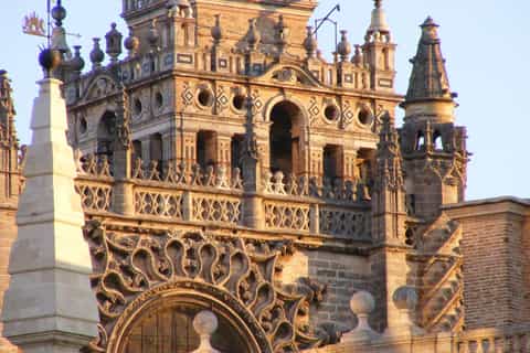 Unforgettable Seville: Jewish Quarter and Triana Tour + Cathedral with Giralda and Alcázar