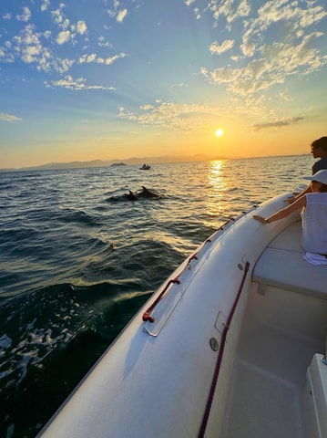 Cagliari: Tour in gommone al tramonto con aperitivo
