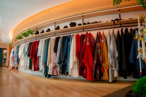 Chengdu: Immersive Hot Pot Meal Show with Hanfu Rental Regular Seat Dinner+Costume+Makeup（to book 3days in advance）