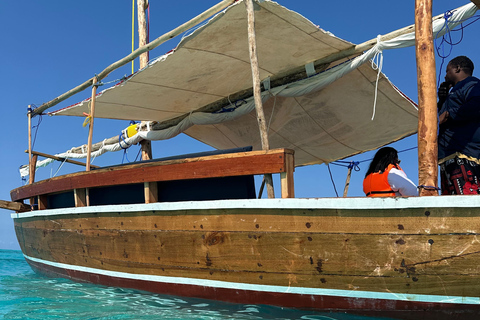 Nungwi/Kendwa: Mnemba Island Dolphin &amp; Snorkeling Tour en barcoTraslado desde Kendwa o desde Nungwi