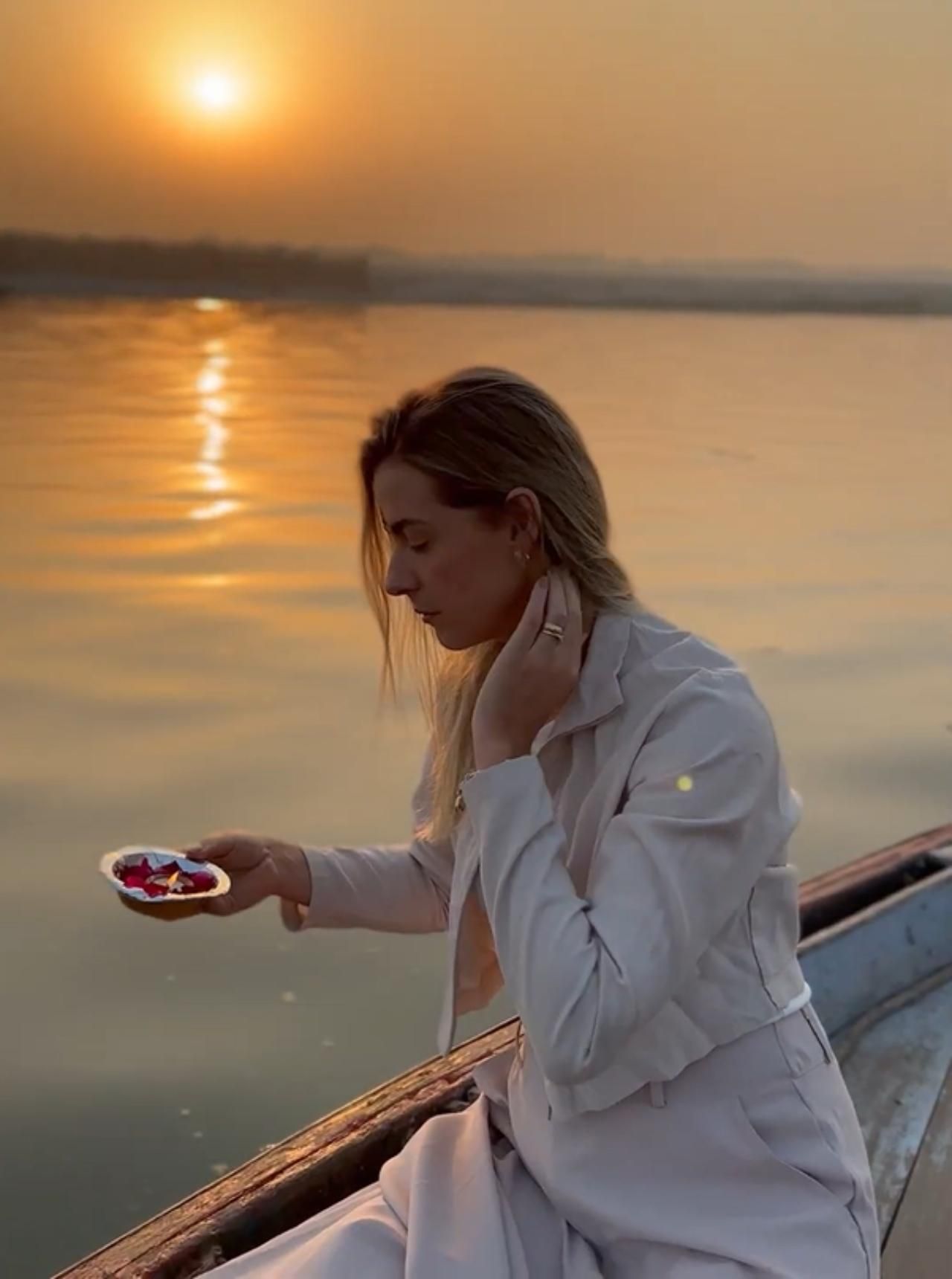 Private Bootsfahrt bei Sonnenuntergang und Ganga Aarti mit reserviertem Sitzplatz