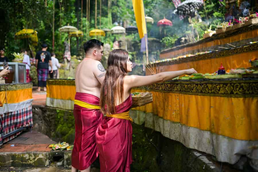 Taman Beji Griya-Wasserfall: Heiliges Bad/Ritual zur Besinnung. Foto: GetYourGuide Taman Beji Griya-Wasserfall: Heiliges Bad/Ritual zur Besinnung. Foto: GetYourGuide