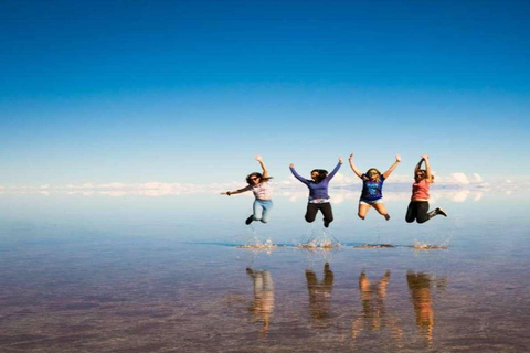 Von La Paz aus: Tagestour durch die Salinen von Uyuni mit Wein bei Sonnenuntergang