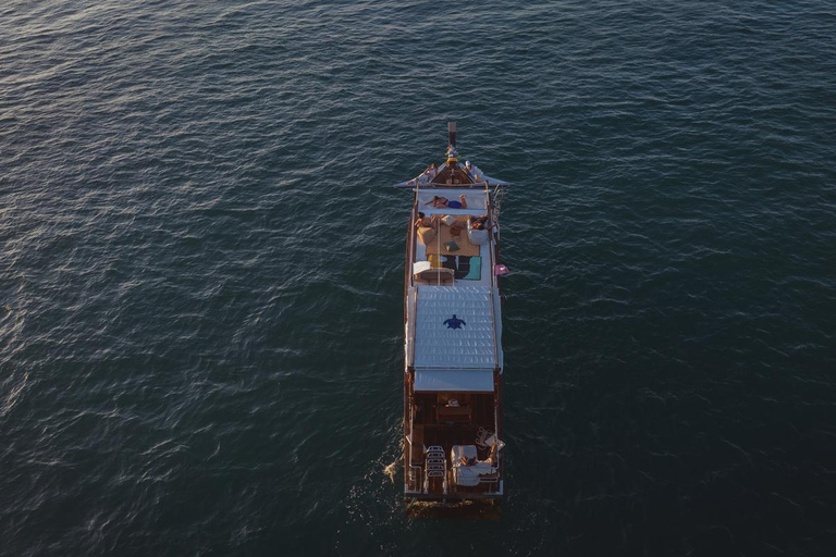 Krabi: Tour al atardecer por 7 islas en un gran barco de cola larga con barbacoaKrabi: tour en barco de 7 islas con comida de barbacoa y traslado