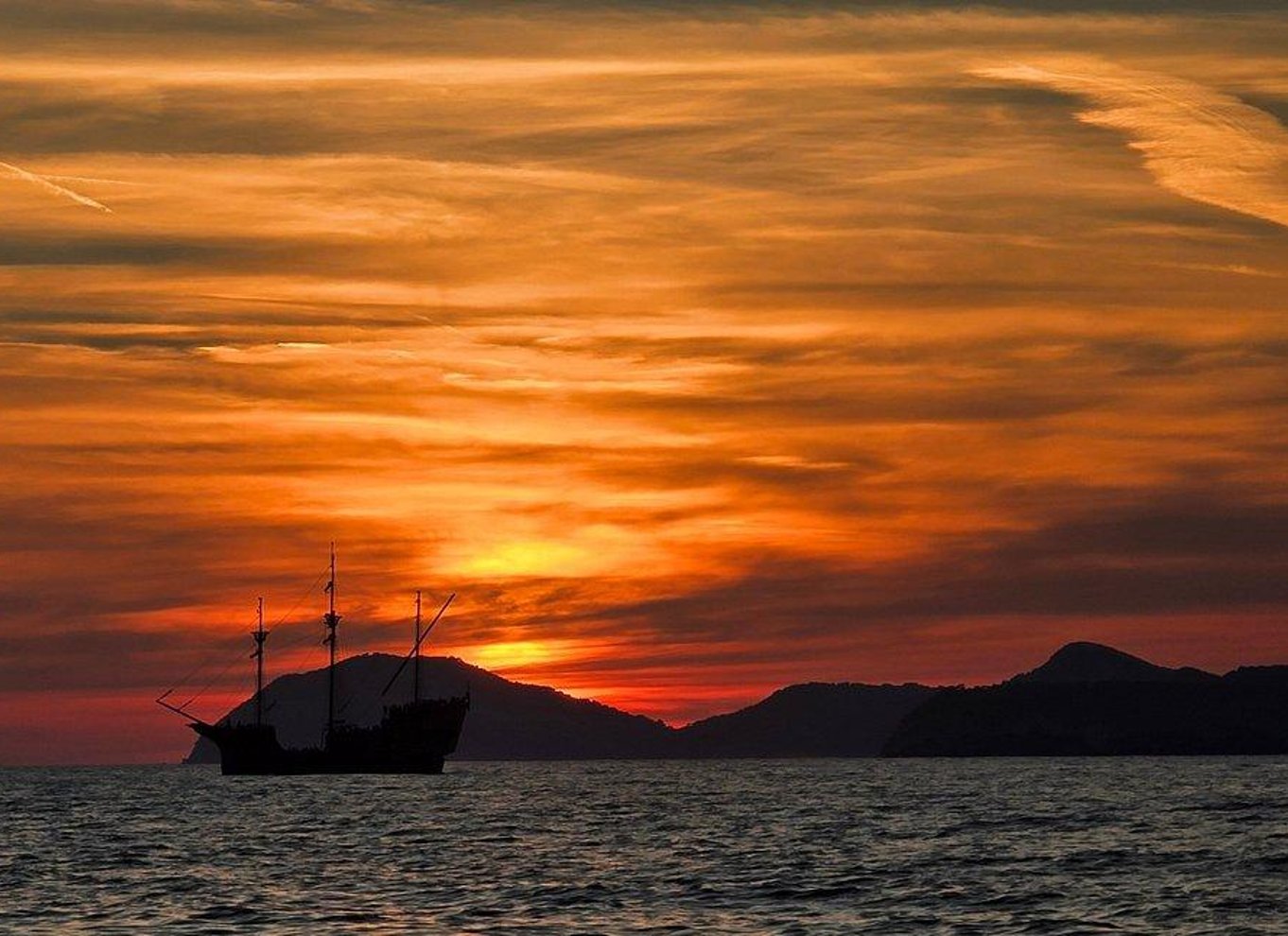 Solnedgangstur i glasbåd rundt i den gamle by og til grotter i Dubrovnik