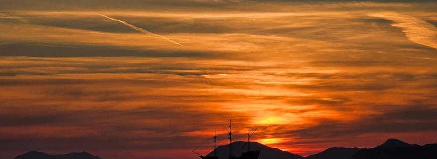 Excursion en bateau à fond de verre au coucher du soleil autour de la vieille ville et des grottes de Dubrovnik