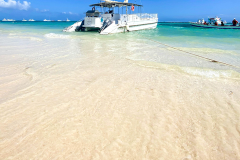 Punta Cana Bavaro: Catamarã privado com snorkel, open bar e navegaçãoPunta Cana Bavaro: Catamarã privado com snorkel, open bar e passeio de barco