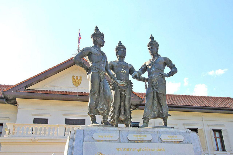 Chiang Mai : Visite nocturne des temples et de la cuisine de rue en tuk tuk