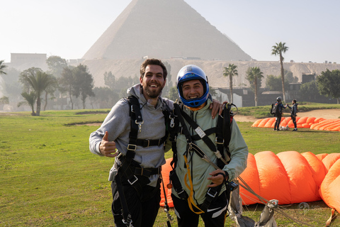 Fallschirmspringen über den großen Pyramiden in Kairo, Ägypten