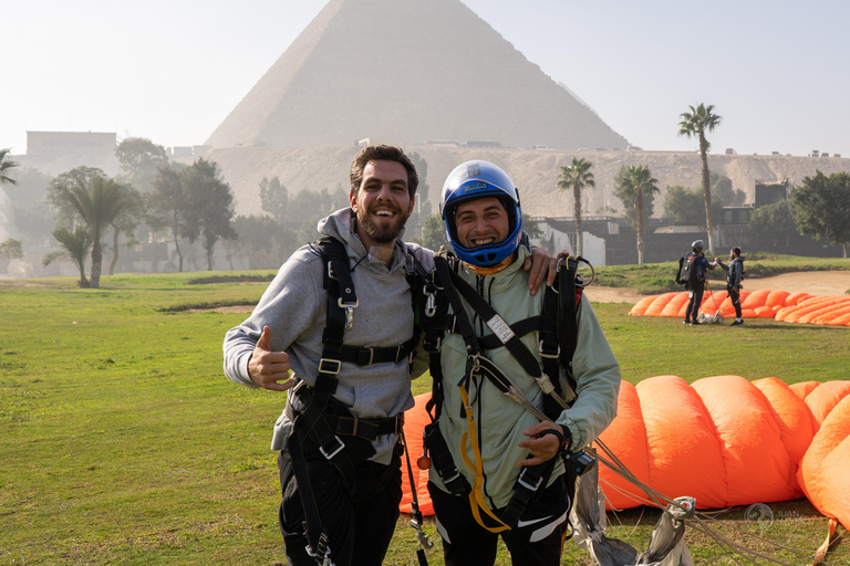 Fallschirmspringen über den großen Pyramiden in Kairo, Ägypten