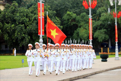 Hanoi: Military History Museum, Hoa Lo Prison & Gardens Tour Small Group: All-In-One Tour: Highlights & Train Street