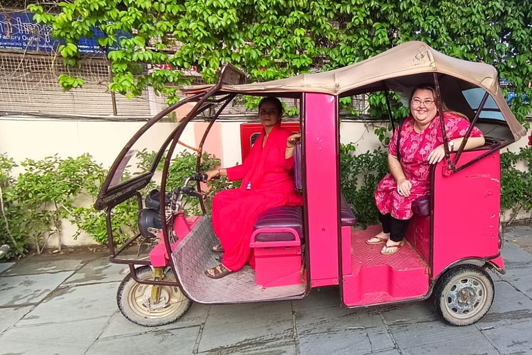 Tour di mezza giornata della città di Jaipur in E-Rickshaw con autista femminileTour in E-Rickshaw di Jaipur con guida