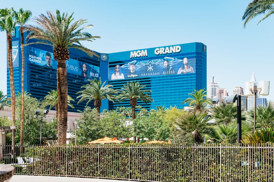 Poolside at the MGM Grand, Las Vegas - Liquid Blue Band