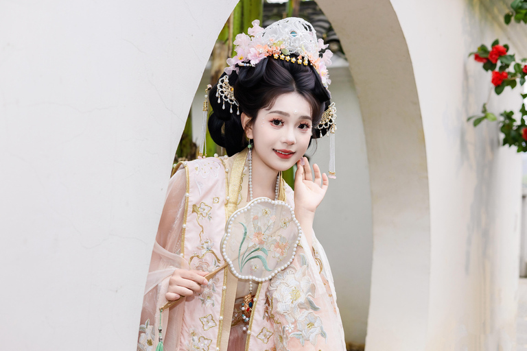 Shanghai: Traditional Hanfu Dress-Up & Photoshoot Experience