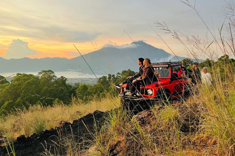 Bali: tour all'alba sul Monte Batur in jeep e alla cascata di Taman SariSolo tour in jeep condivisa (trasferimento)