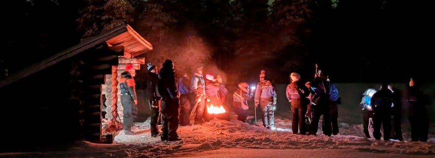 Kemi-Tornio : feu de camp en soirée sur l'île