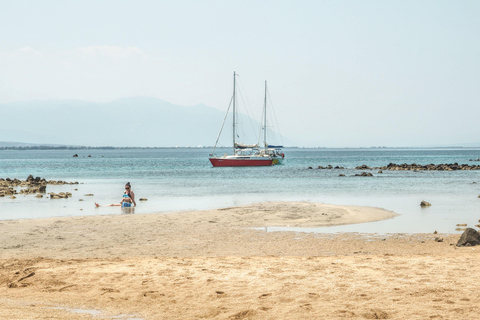 Athènes : excursion d&#039;une journée en bateau avec baignade et piscine thermaleAthènes : excursion d&#039;une journée en bateau vers les îles avec baignade