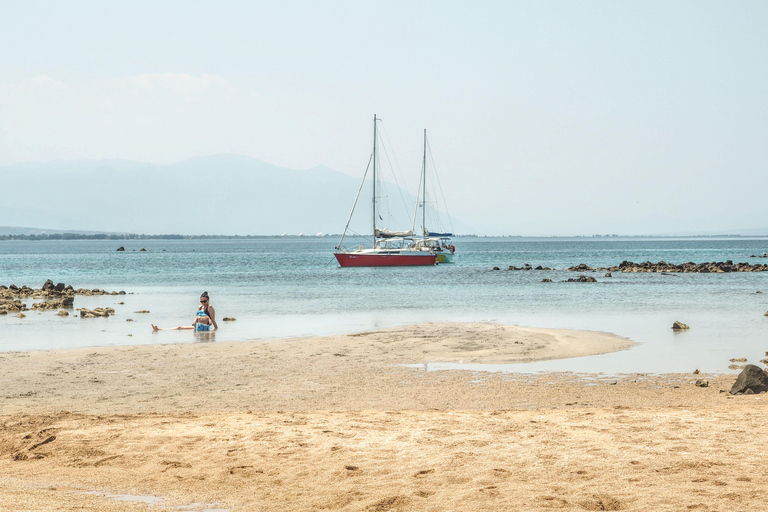 Athènes : excursion d&#039;une journée en bateau avec baignade et piscine thermaleAthènes : excursion d&#039;une journée en bateau vers les îles avec baignade