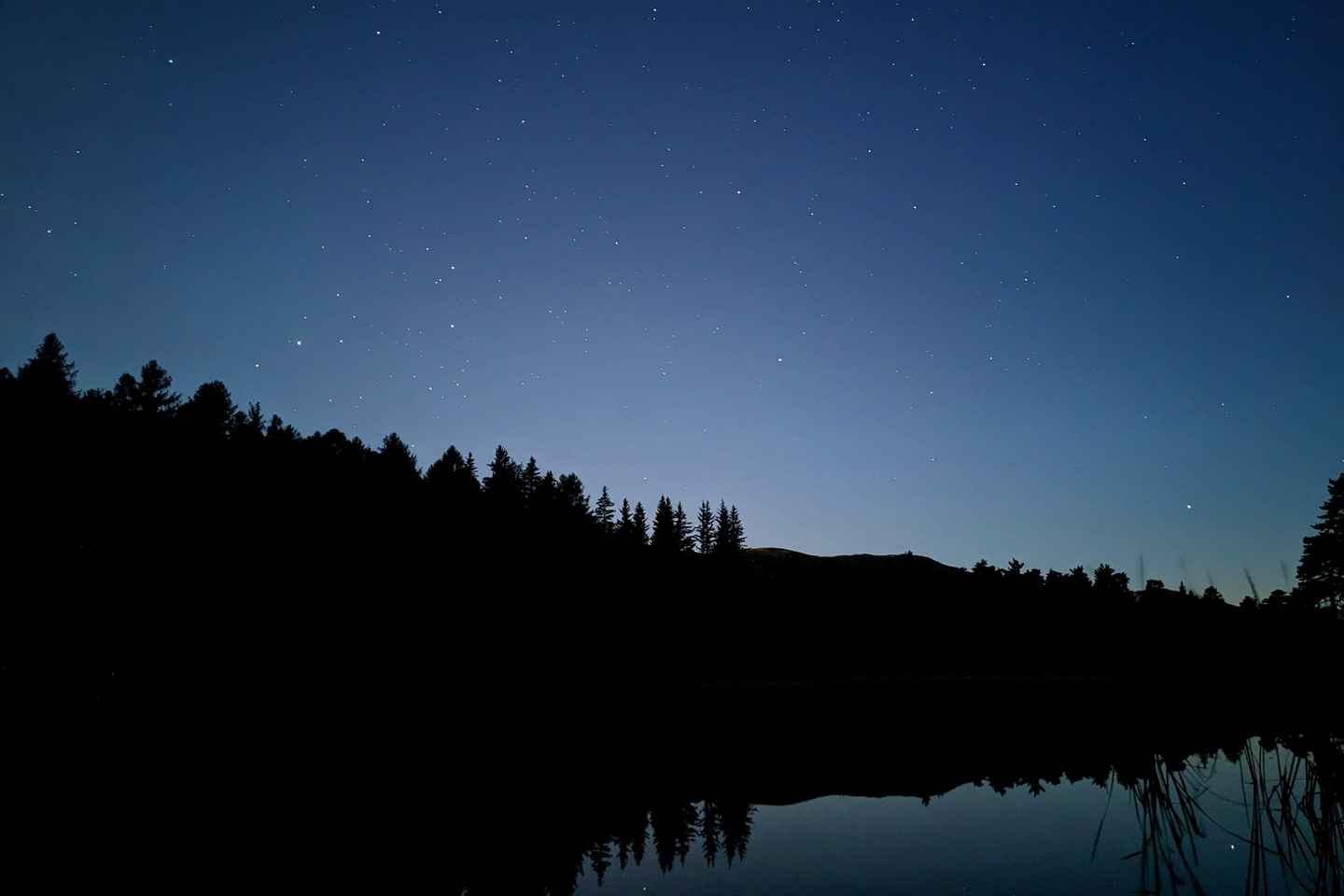 Sunset at the Monges lake and peaks