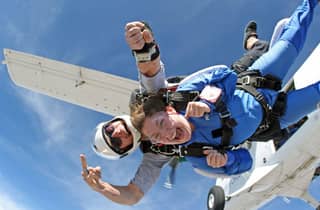 Fallschirmsprung über Barcelona - 13.000ft Tandemsprung + Transport