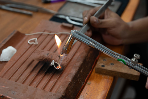 Zilveren sieraden maken in de buurt van het apenbos van Ubud