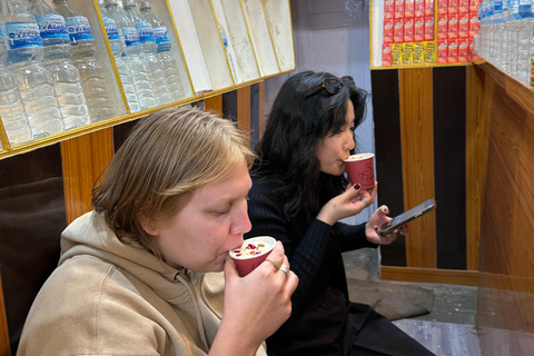 Kathmandu: tour guidato a piedi con degustazione di cibi e bevandeKathmandu: tour guidato a piedi alla scoperta del cibo e delle bevande