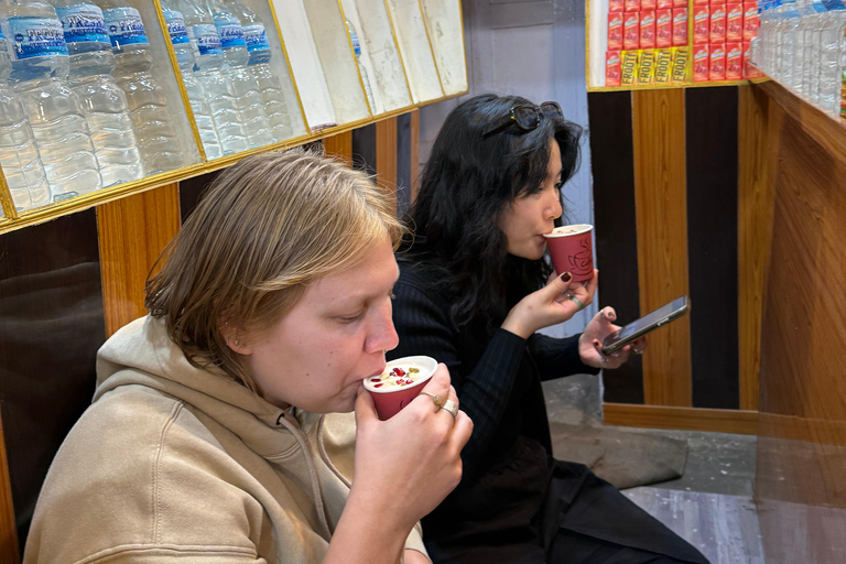 Kathmandu: tour guidato a piedi con degustazione di cibi e bevandeKathmandu: tour guidato a piedi alla scoperta del cibo e delle bevande