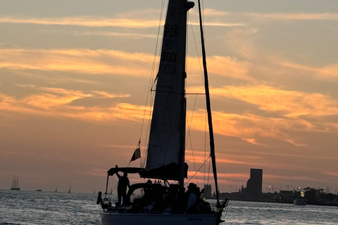 Lisboa: Passeio de Barco ao Pôr-do-Sol no Rio Tejo com Welcome DrinkLisboa: Passeio de barco ao pôr do sol no rio Tejo com Welcome Drink