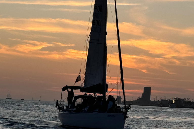 Lisboa: Passeio de Barco ao Pôr-do-Sol no Rio Tejo com Welcome DrinkLisboa: Passeio de barco ao pôr do sol no rio Tejo com Welcome Drink