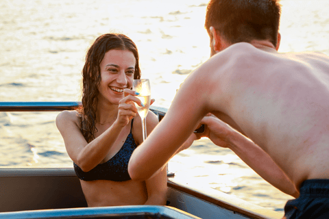 Pernera : Croisière SUNSET sur un yacht de luxe avec dîner et boissonsCroisière au coucher du soleil avec point de rendez-vous à l&#039;embarcadère de Protaras