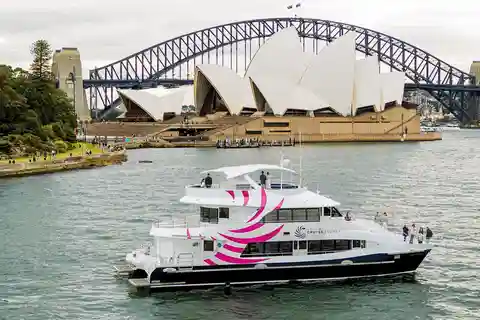 Sydney: Sydney Harbor Lunch Cruise with Welcome Drink