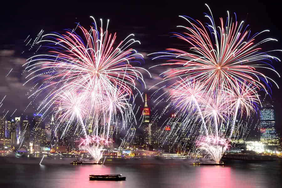 NYC: 4. Juli Feuerwerksparty-Kreuzfahrt mit Buffet & Getränken. Foto: GetYourGuide