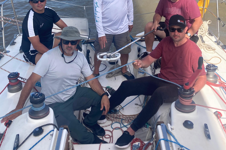 Buenos Aires: Sailboat ride, special city view, and food on board Buenos Aires: Sailboat tour, special view of the city, and lunch on board